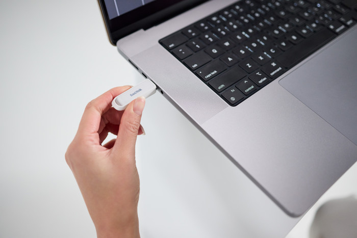 SanDisk Phone Drive USB-C 1TB Arctic White product in use