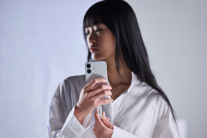 SanDisk Phone Drive USB-C 1TB Arctic White product in use