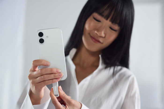 SanDisk Phone Drive USB-C 1TB Arctic White product in use