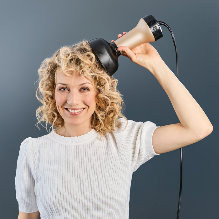 Rowenta Curl Power Hair Care CV7D30E0 product in use