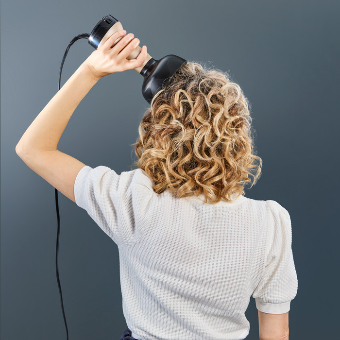 Rowenta Curl Power Hair Care CV7D30E0 product in use