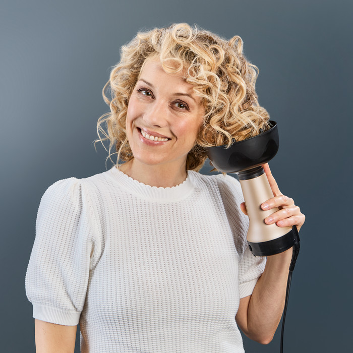 Rowenta Curl Power Hair Care CV7D30E0 product in use