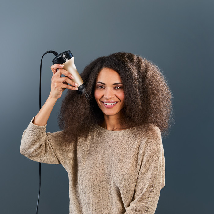 Rowenta Curl Power Hair Care CV7D30E0 product in use