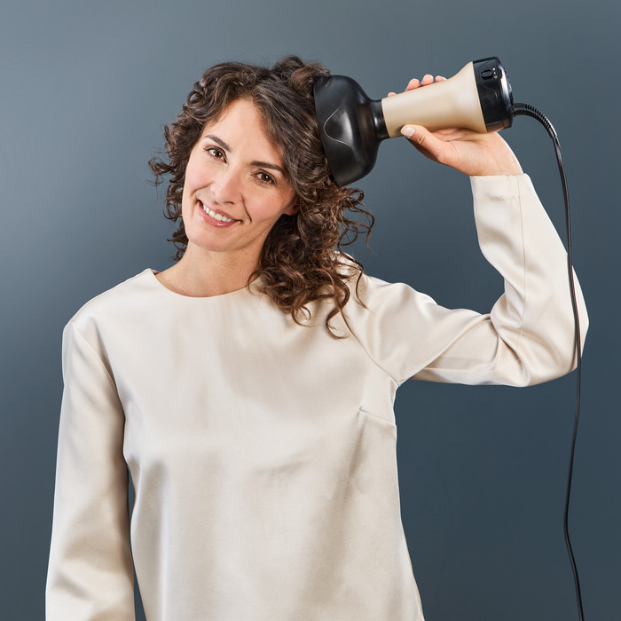 Rowenta Curl Power Hair Care CV7D30E0 product in use