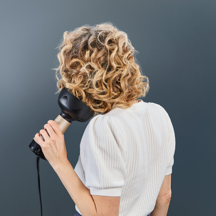 Rowenta Curl Power Hair Care CV7D30E0 product in use