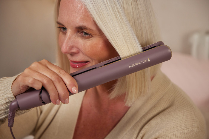 Remington AIRvive S8930 product in use