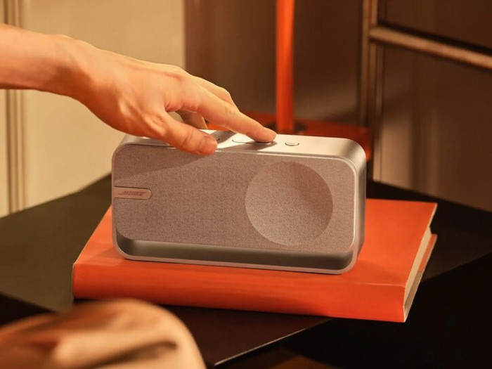 Bose SoundLink Home Speaker Silver product in use