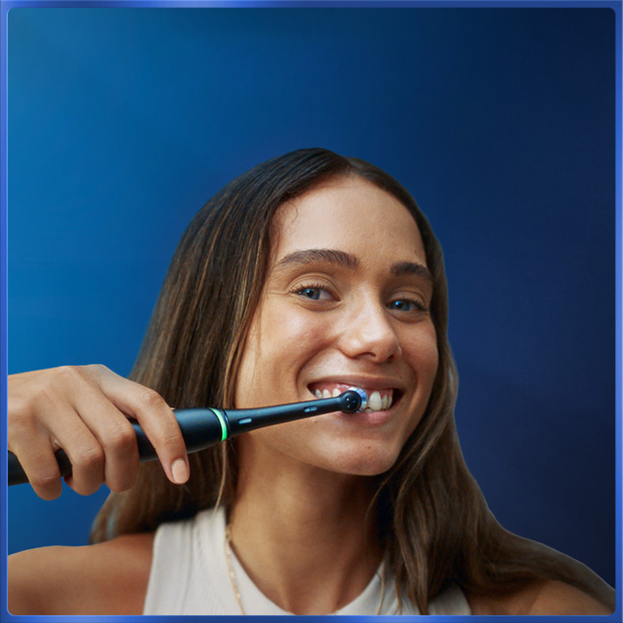 Oral-B iO 5N Rosa produkt in gebrauch