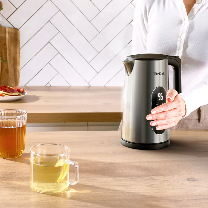 Tefal Selection KI871D 1.7L product in use