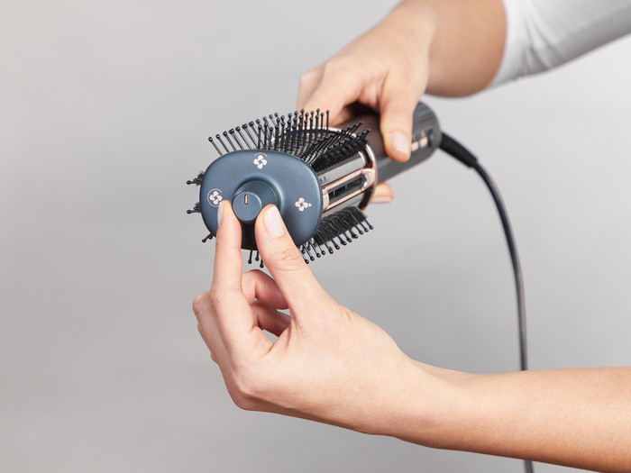 Rowenta Air Brush 3D UB9720E0 product in use