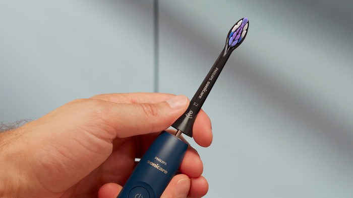 Philips Sonicare Optimal Sensitive HX6054/88 Schwarz (4 Stück) produkt in gebrauch