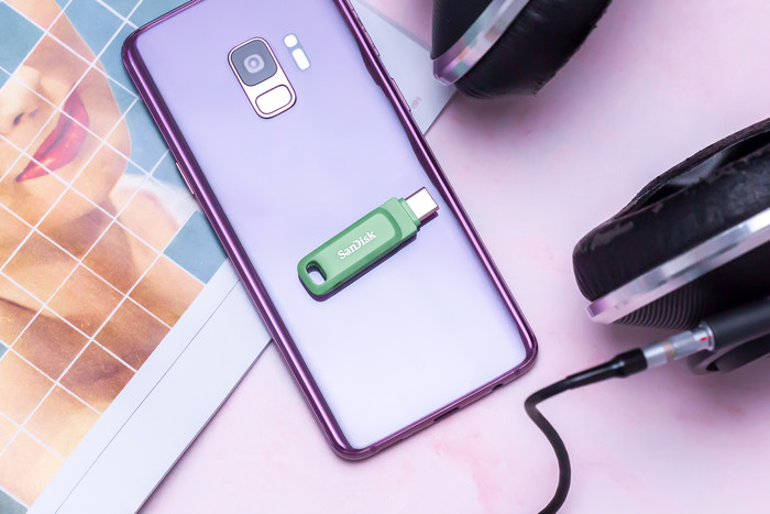 SanDisk Ultra Dual Drive USB-C 256GB Absinthe Green product in use