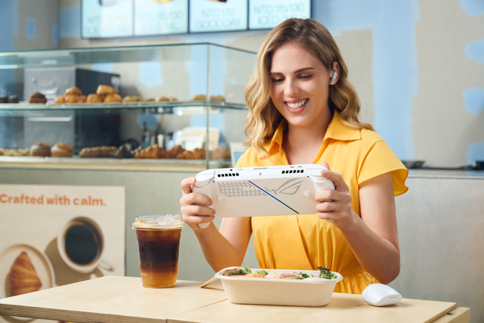 ASUS ROG Xbox Ally 512GB product in use