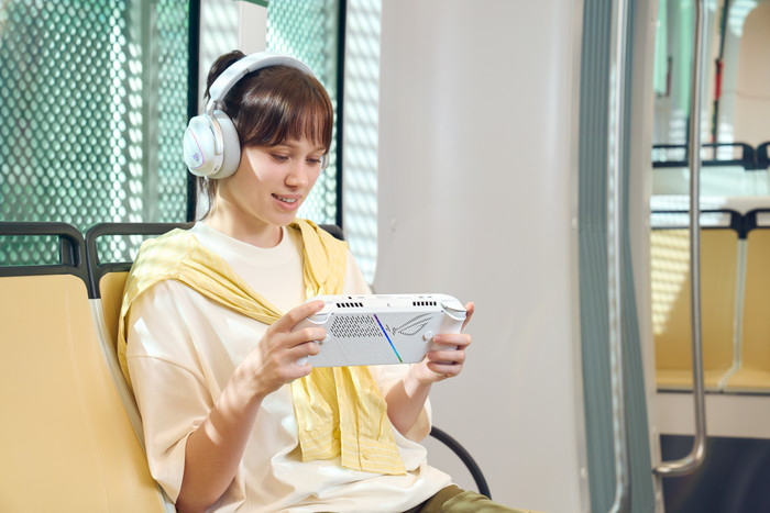 ASUS ROG Xbox Ally 512GB product in use