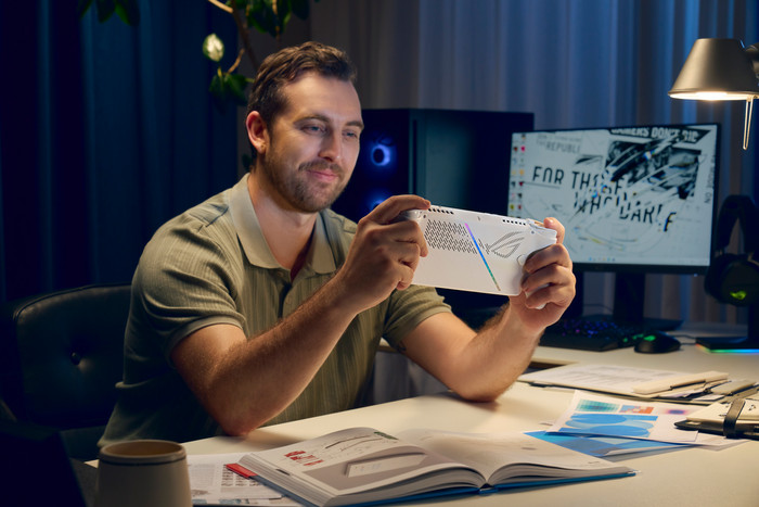 ASUS ROG Xbox Ally 512GB product in use