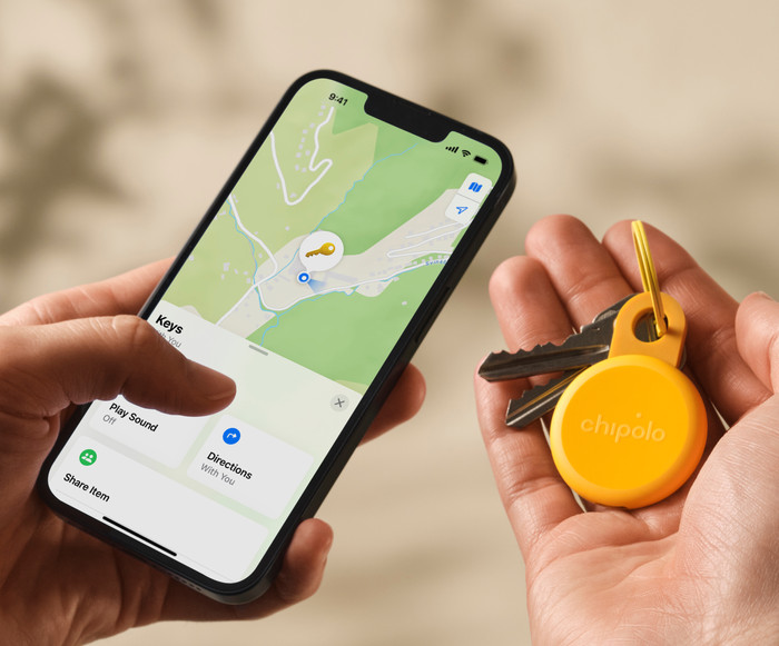 Chipolo LOOP Yellow product in use