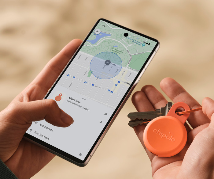 Chipolo LOOP Coral product in use