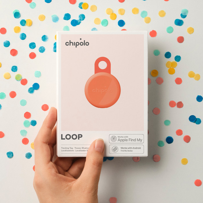 Chipolo LOOP Coral product in use