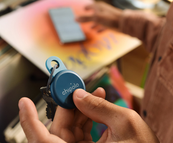 Chipolo LOOP Blue product in use