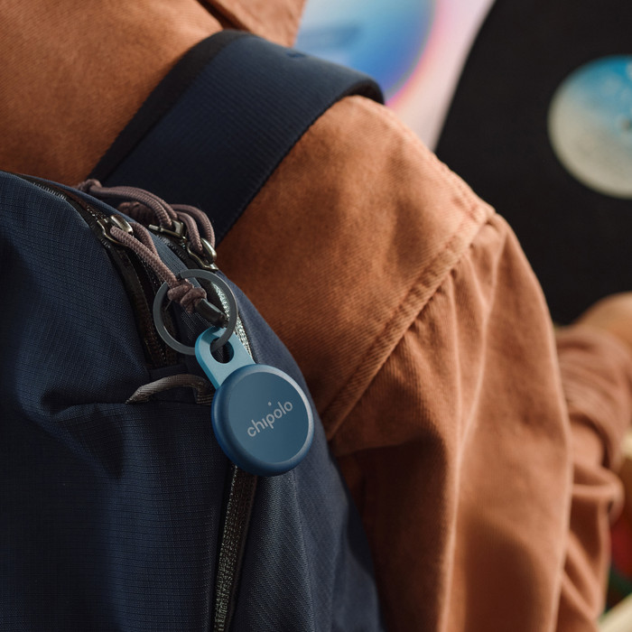 Chipolo LOOP Blue product in use