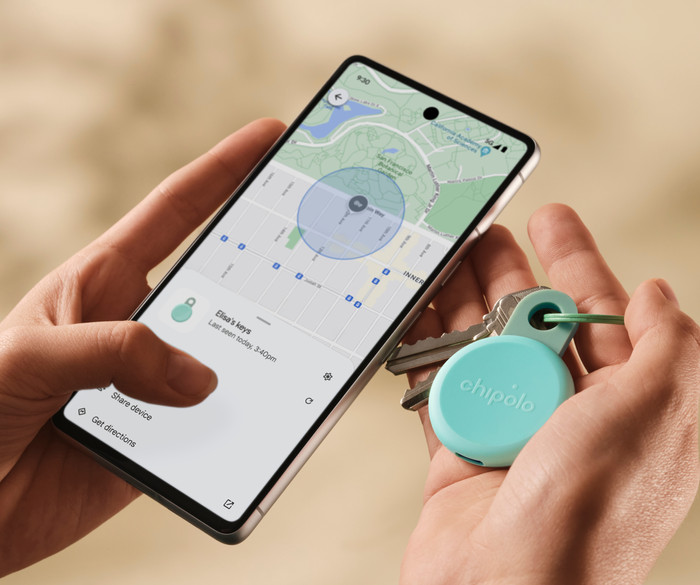 Chipolo LOOP Mint Green product in use