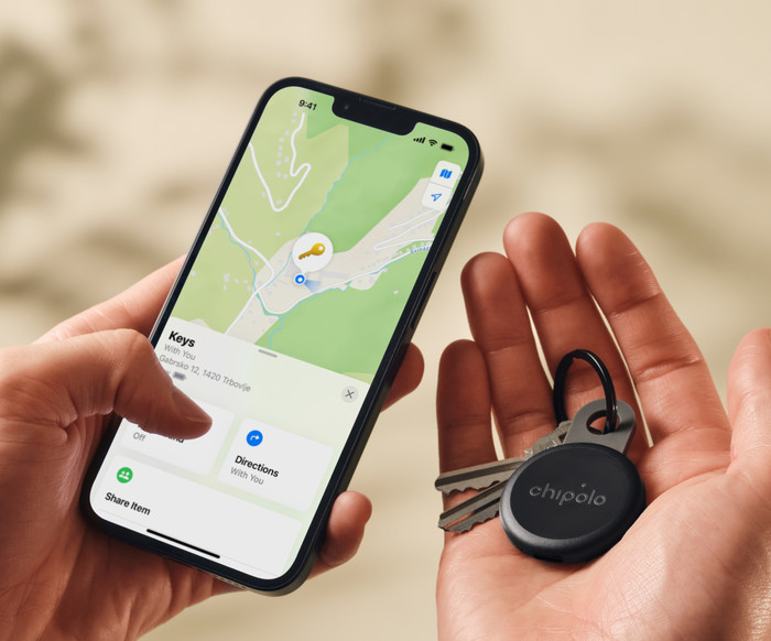 Chipolo LOOP Black product in use