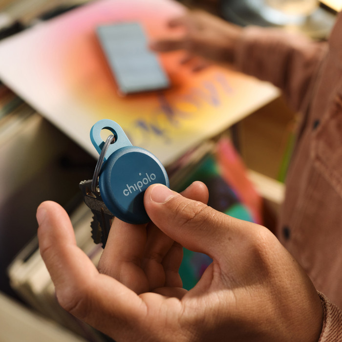 Chipolo LOOP 4-pack Coral, Blue, Black, White product in use