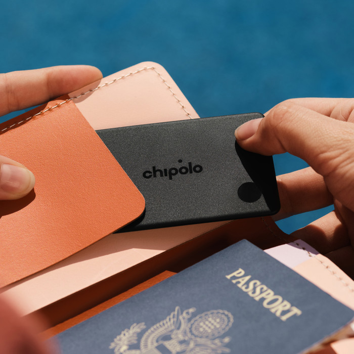 Chipolo CARD product in use