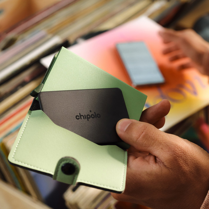 Chipolo CARD product in use