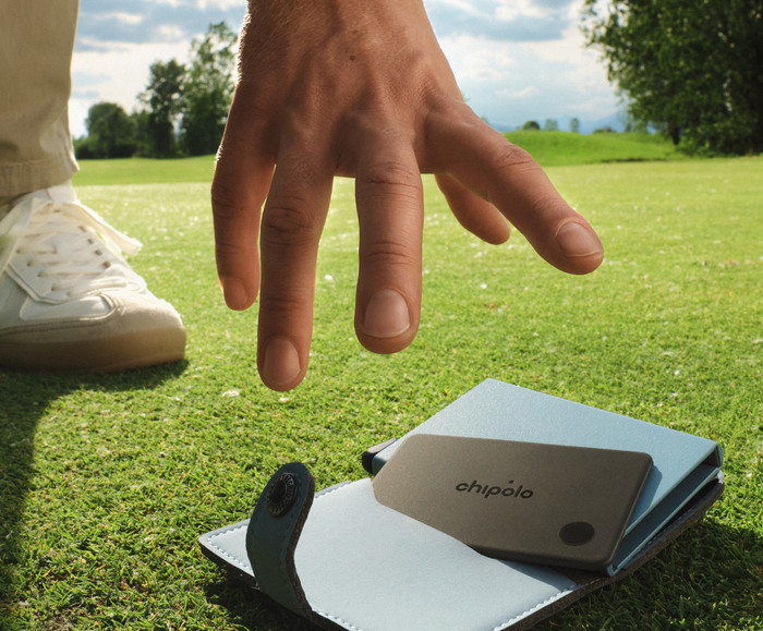 Chipolo CARD product in use