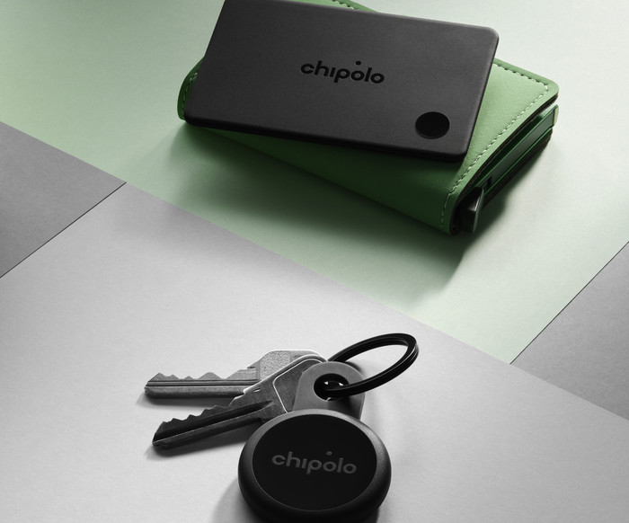 Chipolo CARD + LOOP Black product in use