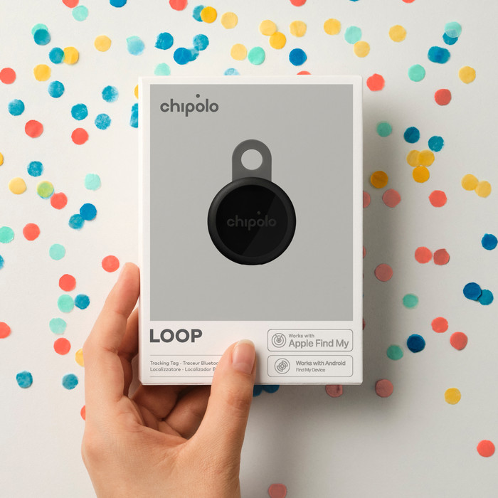 Chipolo CARD + LOOP Black product in use