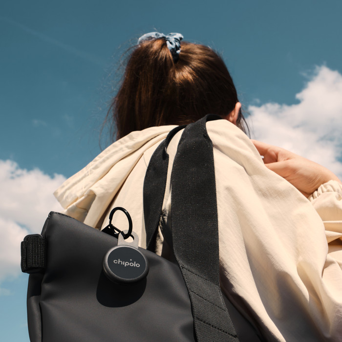 Chipolo CARD + LOOP Black product in use