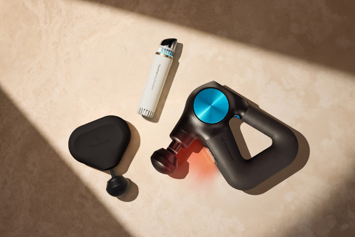 Therabody Theraface Depuffing Wand Weiß produkt in gebrauch