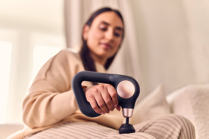 Therabody Theragun Sense 2 Schwarz produkt in gebrauch