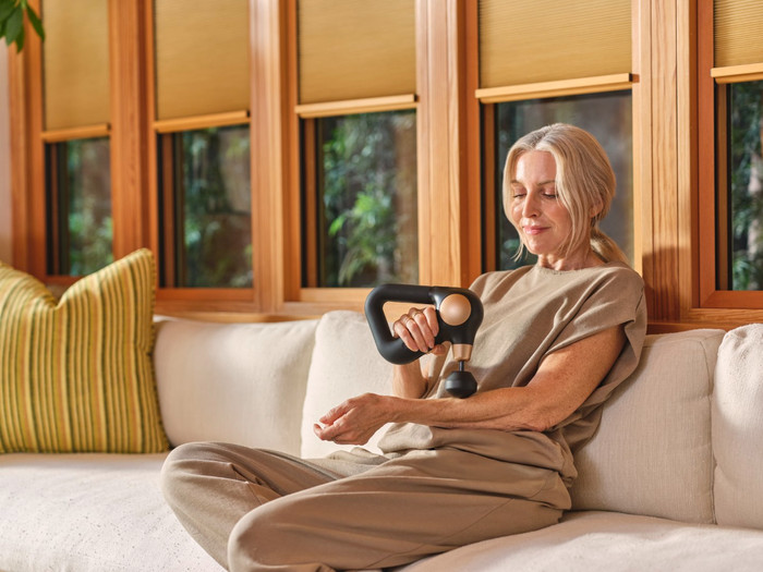 Therabody Theragun Sense 2 Schwarz produkt in gebrauch