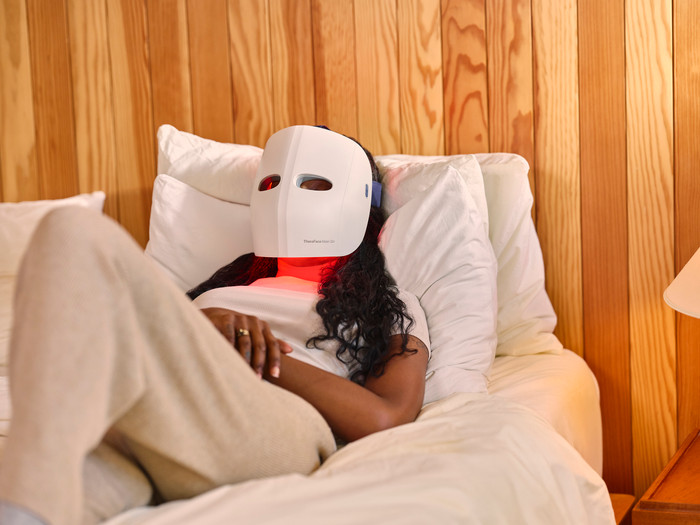 Therabody Theraface Mask Glo produkt in gebrauch