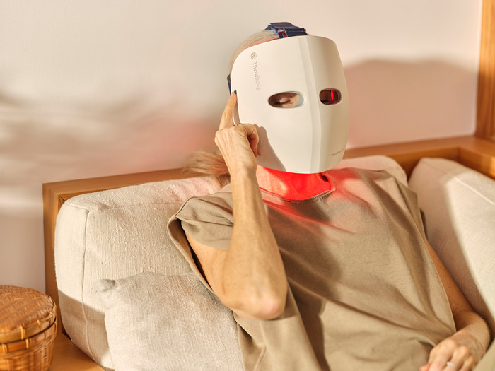 Therabody Theraface Mask Glo produkt in gebrauch