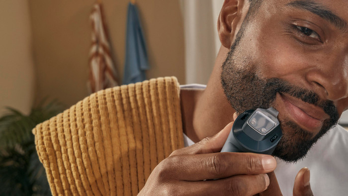 Philips Series 7000 BT7665/15 product in use