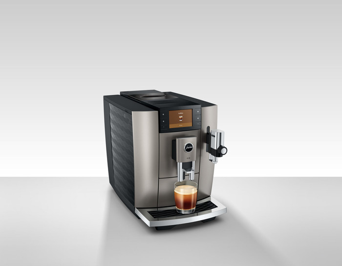 JURA E8 Midnight Silver (ED) produkt in gebrauch