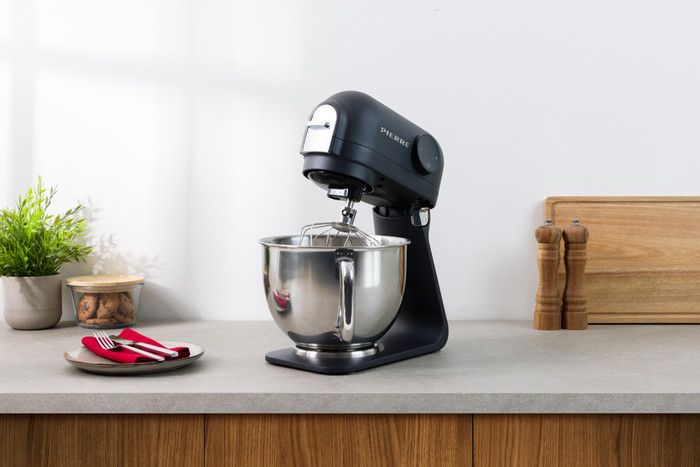 Pierre Patissier Design Stand Mixer SM7000 Matte Black product in use