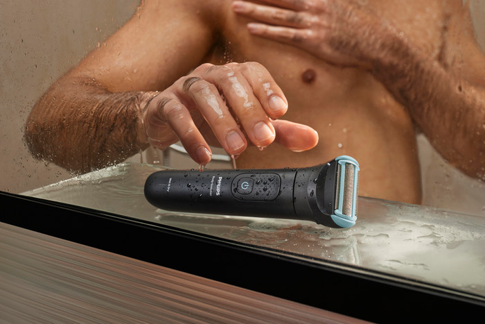 Philips Series 5000 BG5475/15 product in use