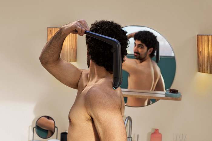 Philips Series 5000 BG5475/15 product in use