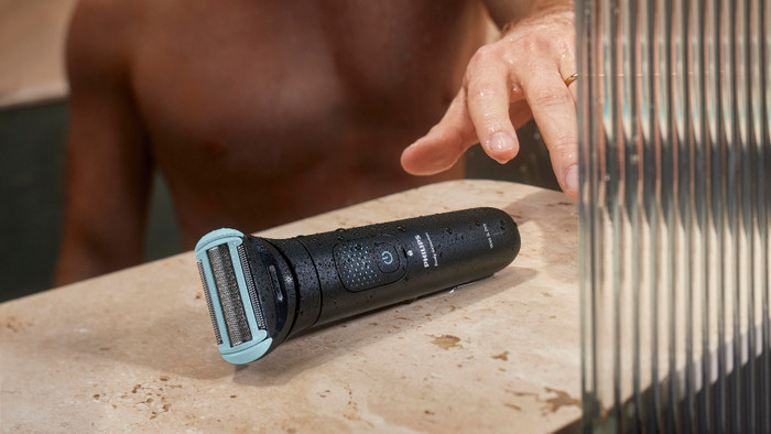 Philips Series 7000 BG7470/15 product in use