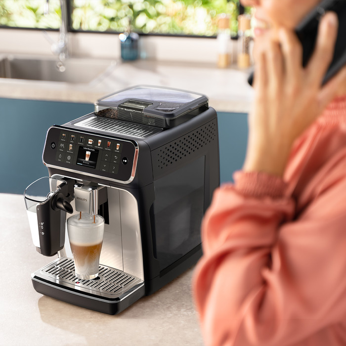 Philips LatteGo 5500 EP5547/90 product in use