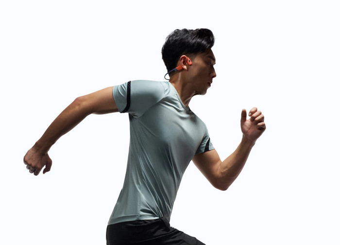 Shokz OpenSwim Pro USB-C Rot produkt in gebrauch