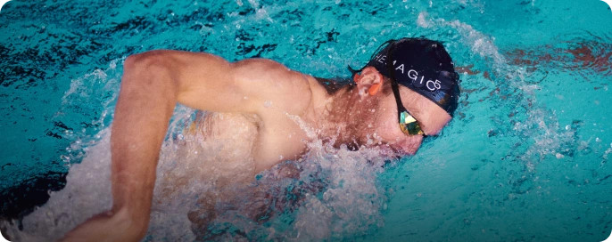 Shokz OpenSwim Pro USB-C Rot produkt in gebrauch