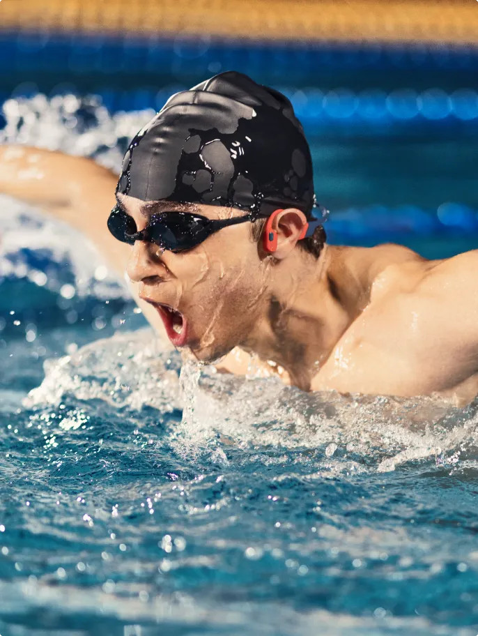 Shokz OpenSwim Pro USB-C Rot produkt in gebrauch