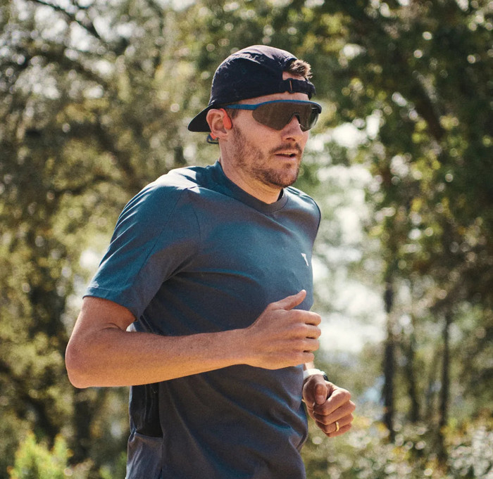 Shokz OpenSwim Pro USB-C Rot produkt in gebrauch