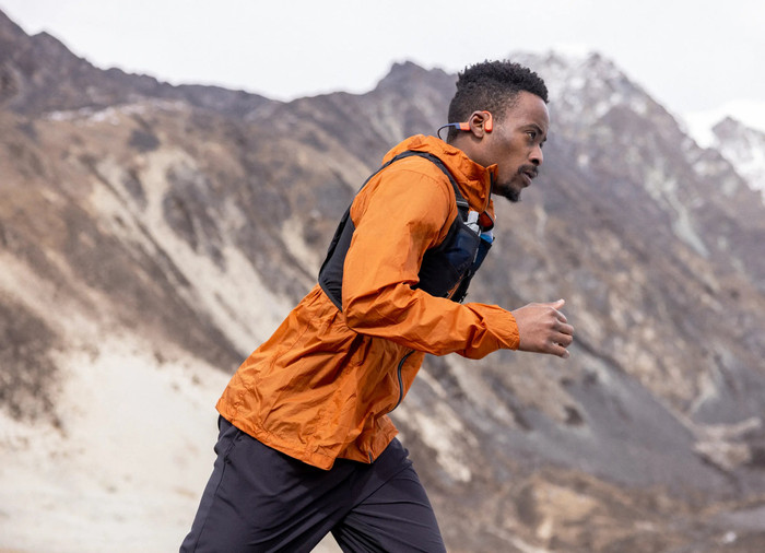 Shokz OpenSwim Pro USB-C Rot produkt in gebrauch